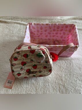 ADORABLE JUICY COUTURE freshly Picked Camera Bag Strawberries W Basket 🍓summer